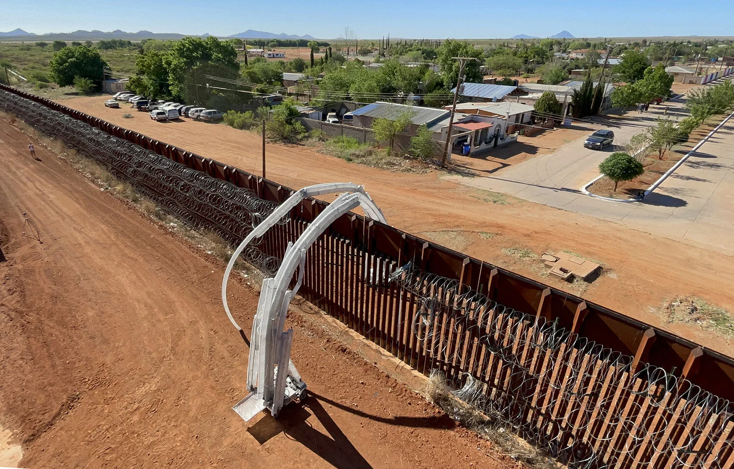 Border Crossers — Chico MacMurtrie